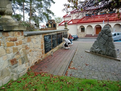 Uczniowie odwiedzają groby nauczycieli