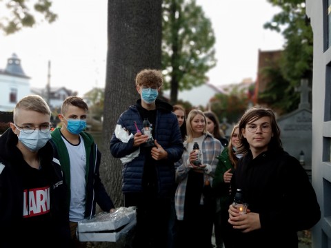 Uczniowie odwiedzają groby nauczycieli