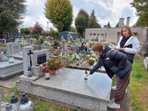 Uczniowie odwiedzają groby nauczycieli