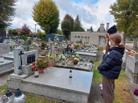 Uczniowie odwiedzają groby nauczycieli