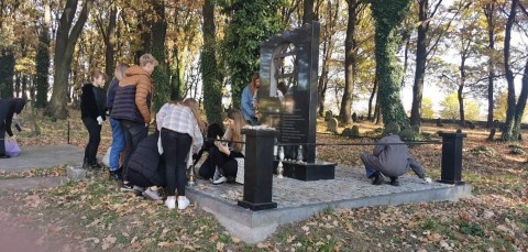 Szkoła Dialogu zapaliła na cmentarzu żydowskim Światełka Pamięci.