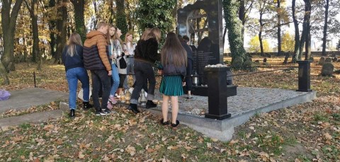 Szkoła Dialogu zapaliła na cmentarzu żydowskim Światełka Pamięci.