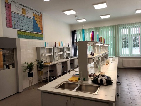 Nowe laboratorium chemiczne w LO im. Kopernika w Brzesku