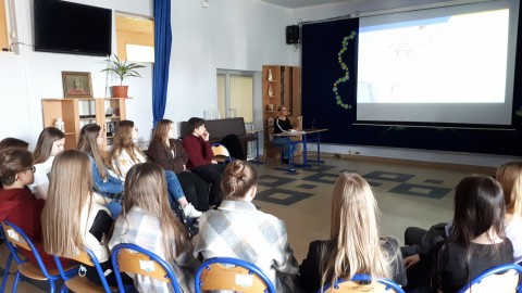 Spotkanie klasy medycznej z pracownikiem służby zdrowia