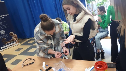 Spotkanie klasy medycznej z pracownikiem służby zdrowia