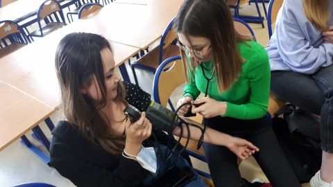 Spotkanie klasy medycznej z pracownikiem służby zdrowia