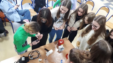 Spotkanie klasy medycznej z pracownikiem służby zdrowia