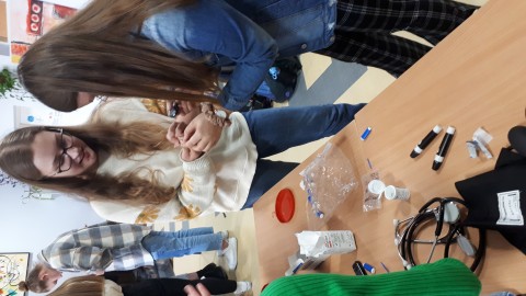 Spotkanie klasy medycznej z pracownikiem służby zdrowia