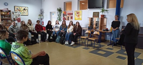 Spotkanie klasy medycznej z pracownikiem służby zdrowia