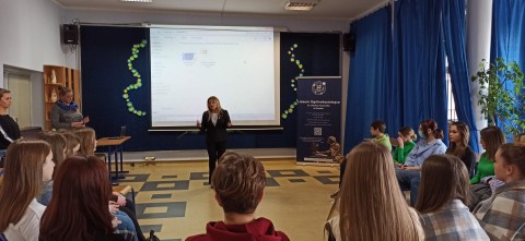 Spotkanie klasy medycznej z pracownikiem służby zdrowia