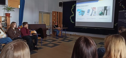 Spotkanie klasy medycznej z pracownikiem służby zdrowia